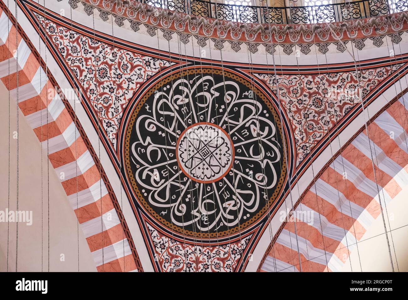 Istanbul, Turchia, Turkiye. Decorazioni in calligrafia e disegni floreali nelle pareti della Moschea di Solimano la magnifica Moschea di Solimano. Foto Stock