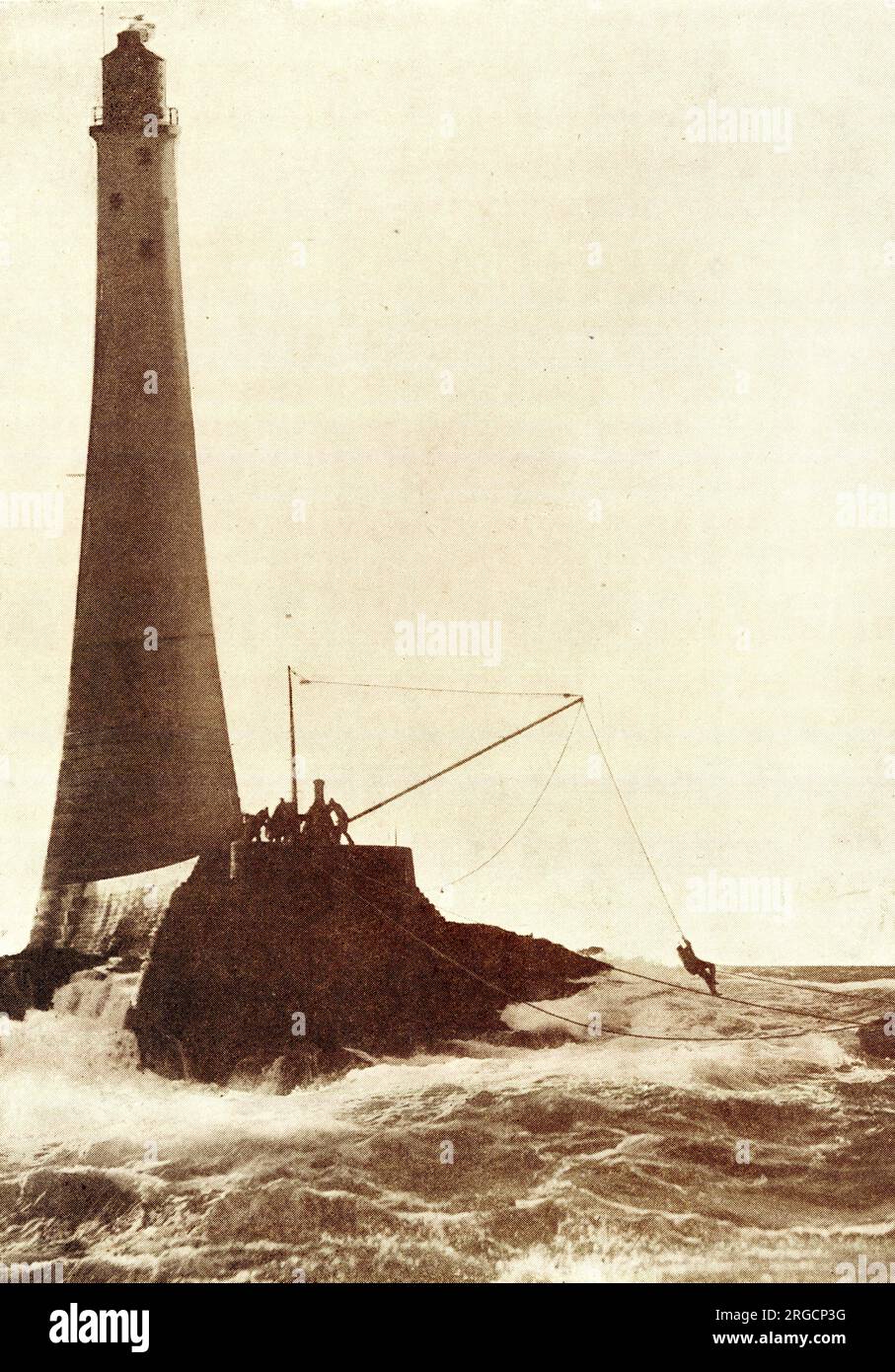 Il faro di Wolf Rock che trasporta il personale di soccorso Foto Stock