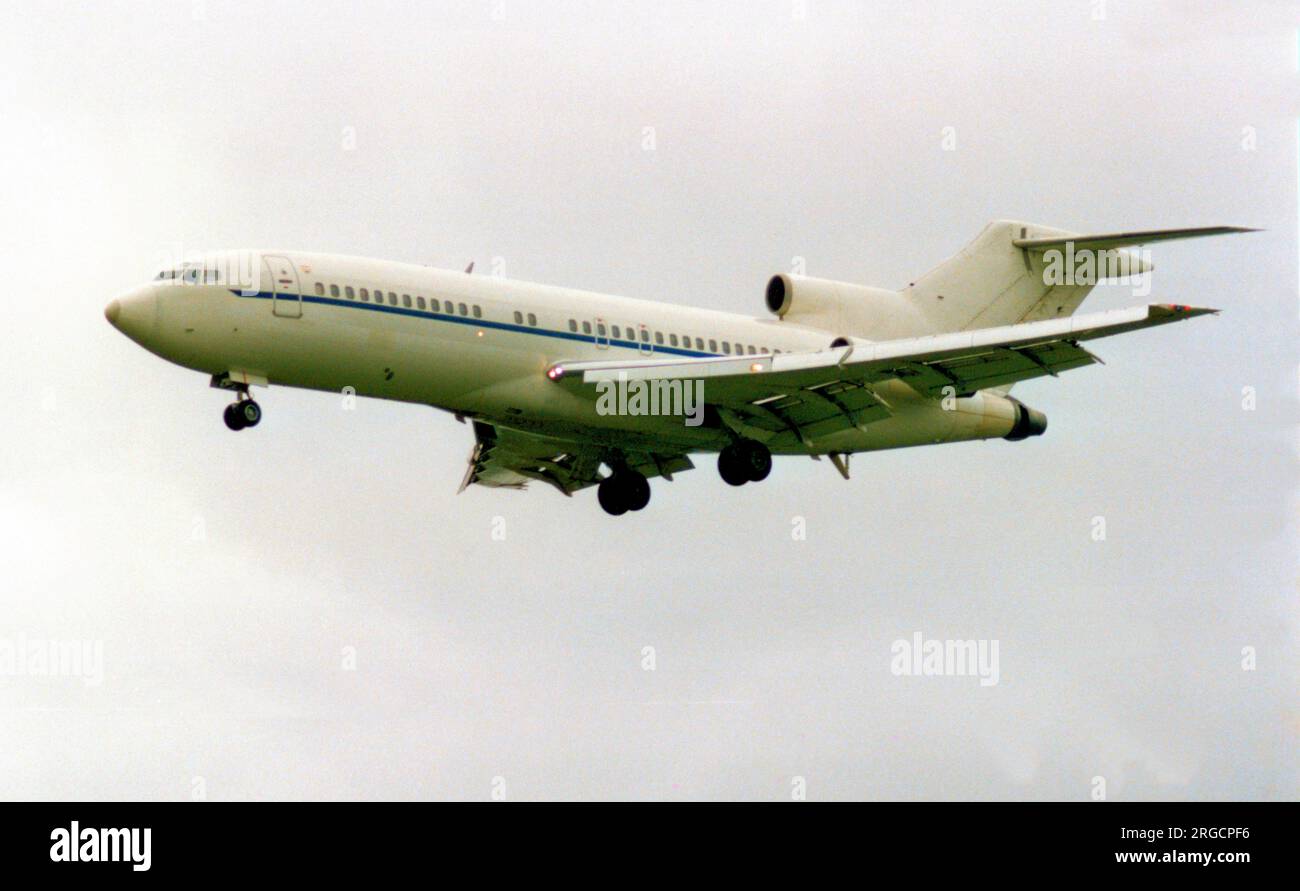 United States Air Force - Boeing C-22B, in avvicinamento a RAF Mildenhall il 5 maggio 1991 Foto Stock