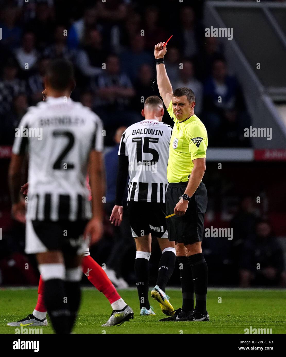 Ad Aden Baldwin del Notts County viene mostrato un cartellino rosso dall'arbitro Martin Woods durante il primo turno della Carabao Cup a Meadow Lane, Nottingham. Data foto: Martedì 8 agosto 2023. Foto Stock