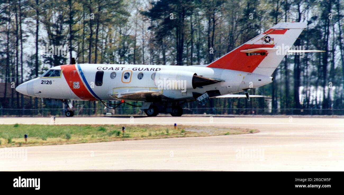 Guardia costiera degli Stati Uniti - Dassault-Breguet HU-25B Guardian 2126 (MSN 441, ex N445F), in stoccaggio all'aperto dopo il ritiro dall'uso. Foto Stock