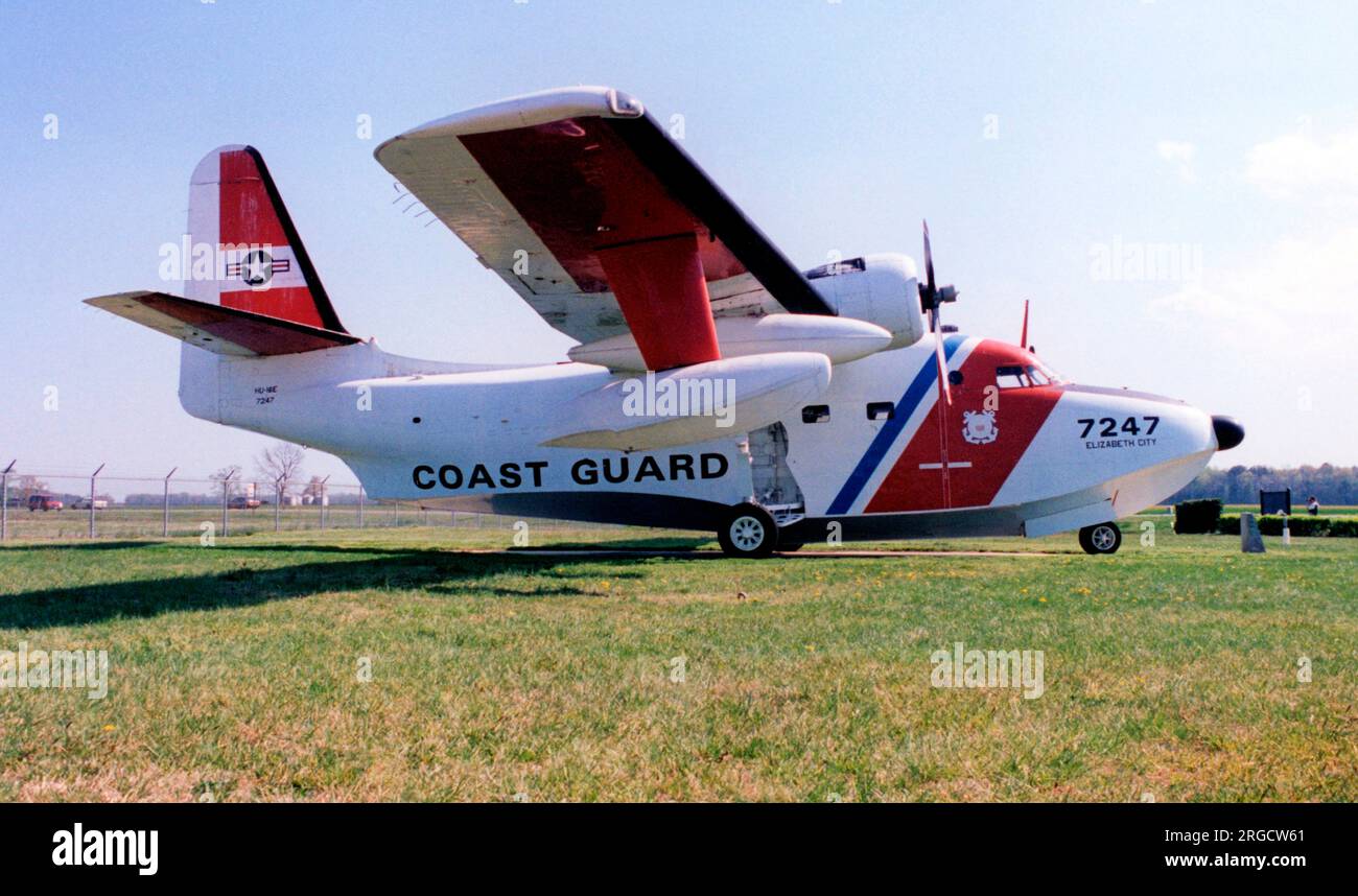 Grumman UF-1G Albatross 7247 (MSN 336, ex 51-7247), in mostra presso il cancello principale per la USCG Air Station Elizabeth City, North Carolina. Foto Stock