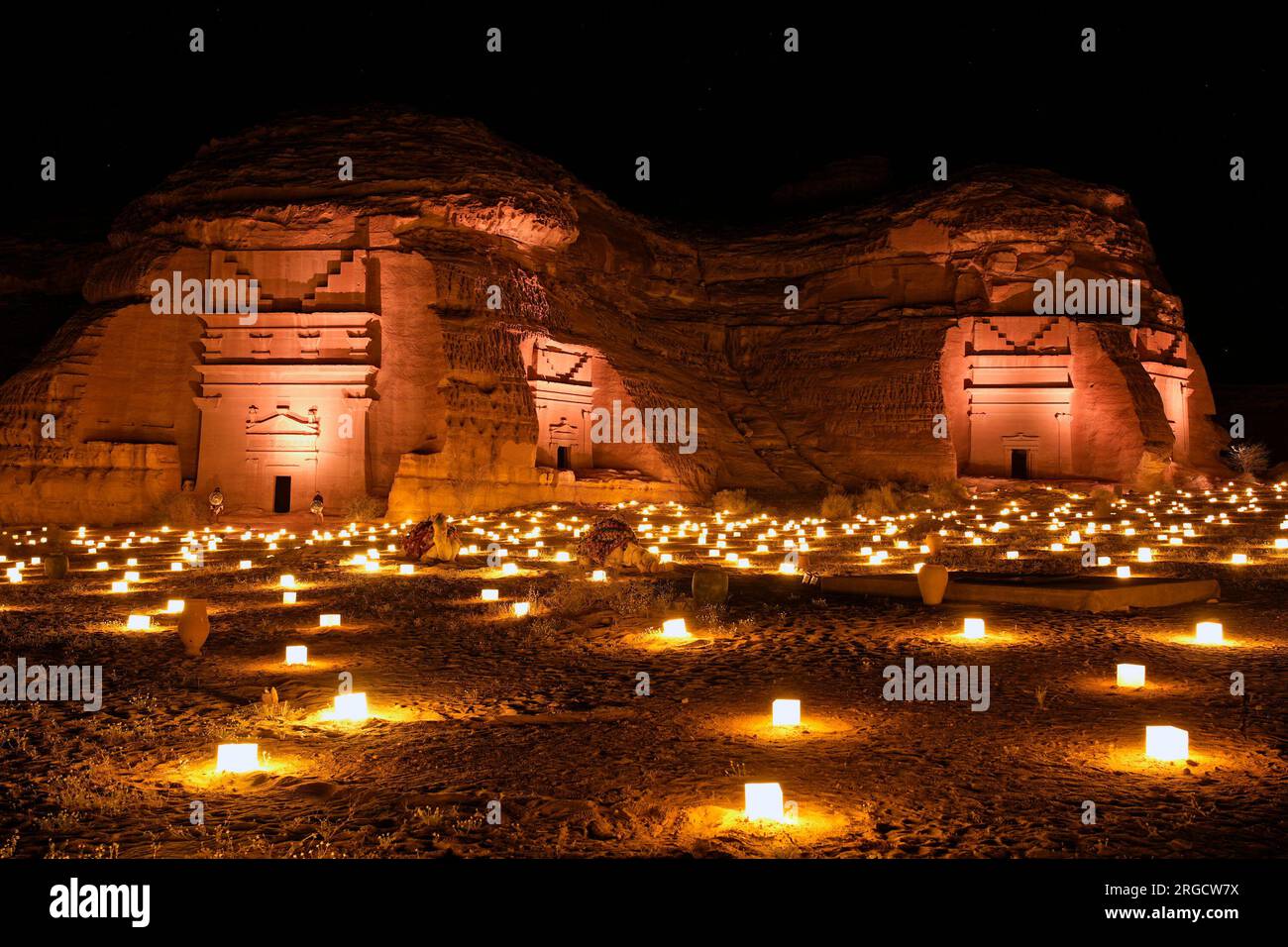 Antiche tombe di Hegra illuminate a lume di candela, Alula, Arabia Saudita Foto Stock