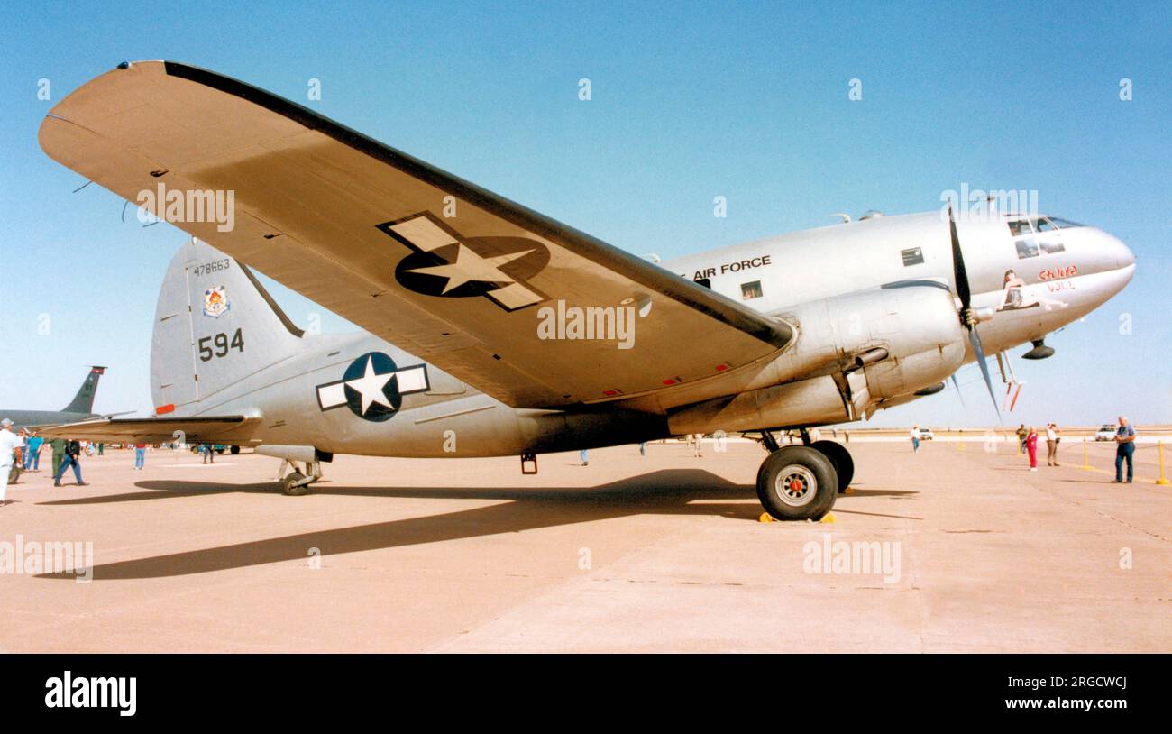 Curtiss C-46F-1-CU Commando N53594 "China Doll" (MSN 22486, ex 44-78663), dell'aviazione militare confederata, all'aeroporto di Midland il 8-10 ottobre 1992. Foto Stock