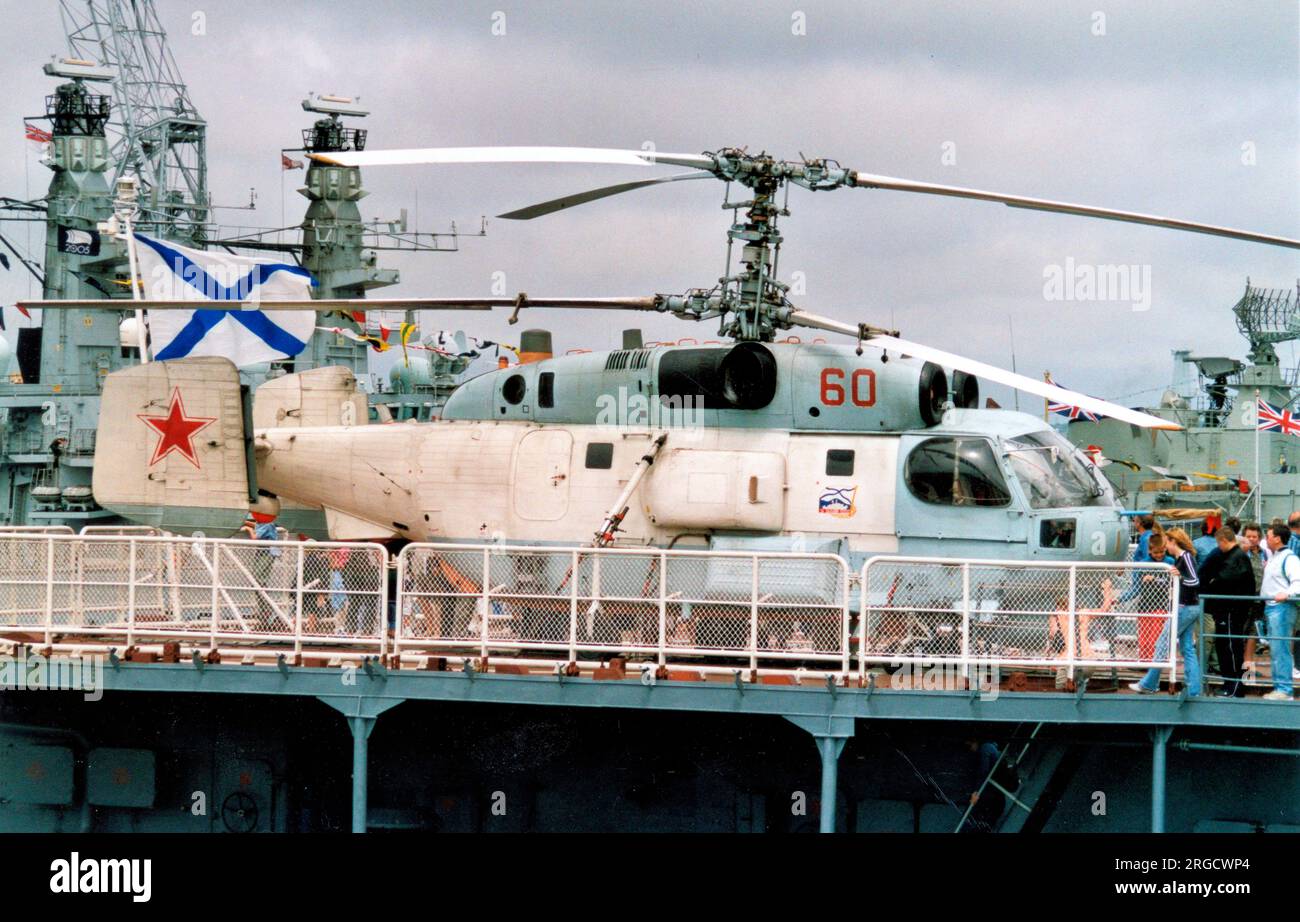 Marina Russa - Kamov Ka-27PS 60 Red (msn 88610), a bordo del cacciatorpediniere russo Ammiraglio Levchenko, durante una rivista navale di Spithead il 28 giugno 2005. Foto Stock