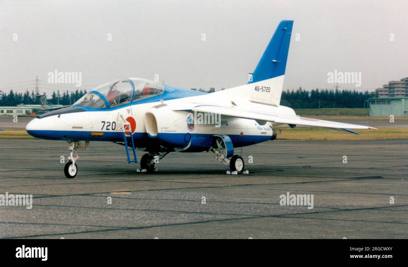 Japan Air Self Defence Force - Kawasaki T-4 46-5720 (msn 1120), del team di esposizione aerobica Blue Impulse. Foto Stock