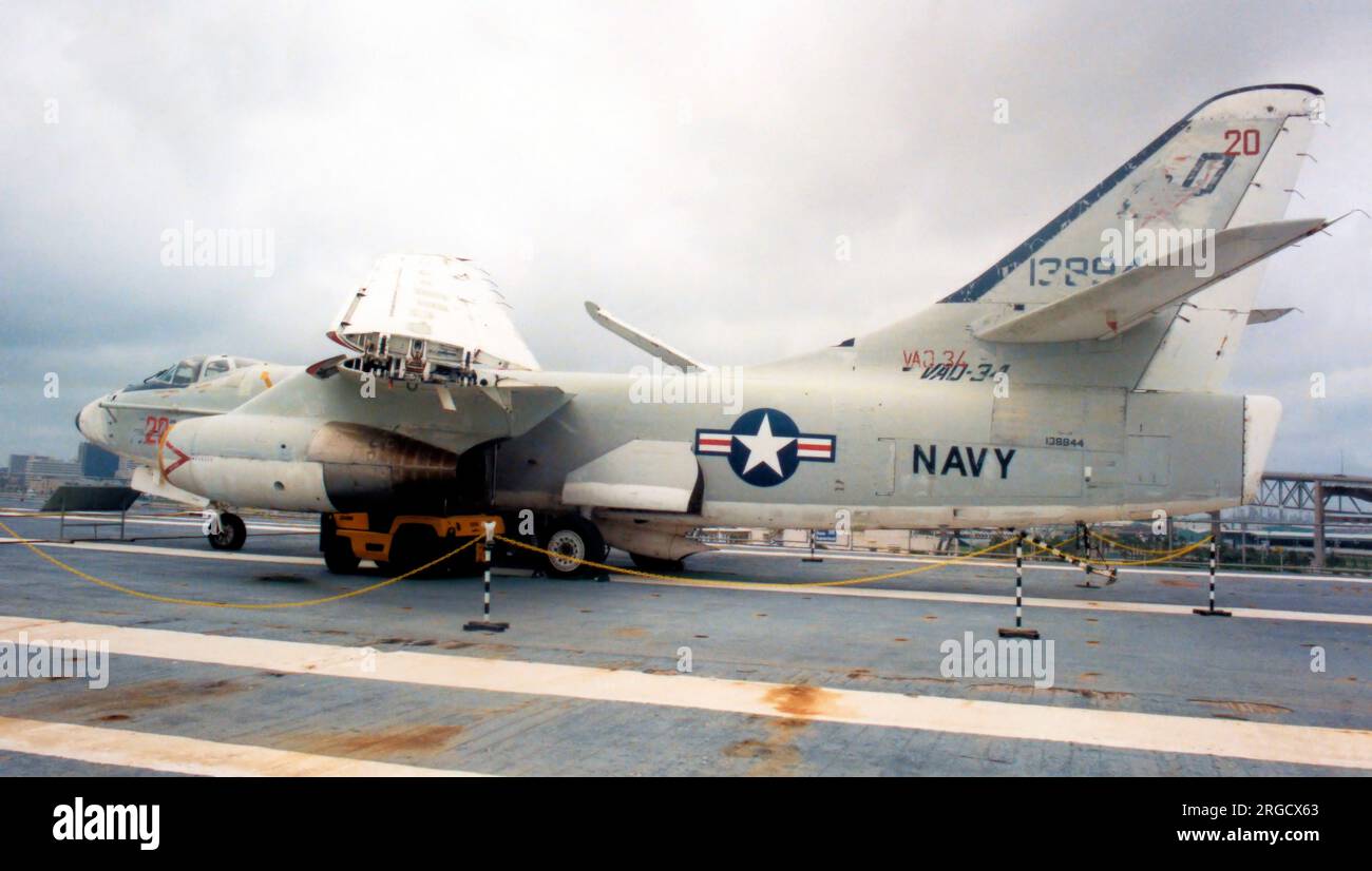 Douglas KA-3B Skywarrior 138944 (MSN 10805), in mostra presso l'USS Lexington Museum on the Bay, Corpus Christi, Texas. Foto Stock