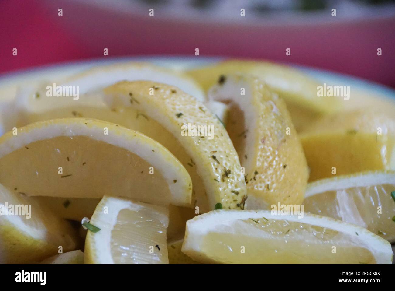 Spicchi di limone per cucinare e guarnire Foto Stock