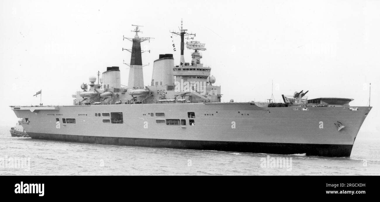 Royal Navy - HMS Invincible R05, una portaerei di classe Invincible. Foto Stock