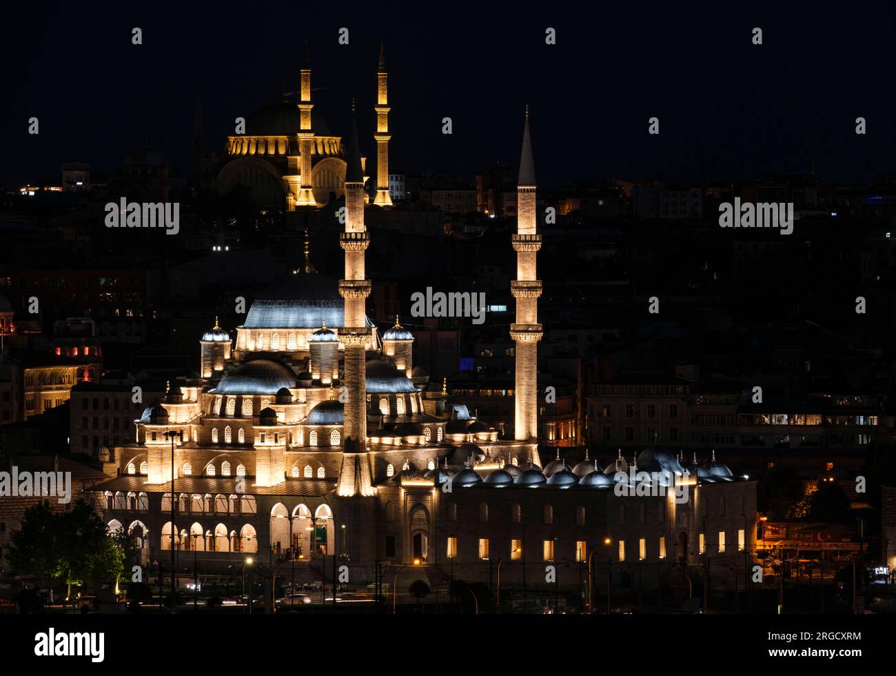Istanbul, Turchia, Türkiye. Nuova Moschea (Yeni Camii) di notte. Moschea Blu su una collina sullo sfondo. Foto Stock