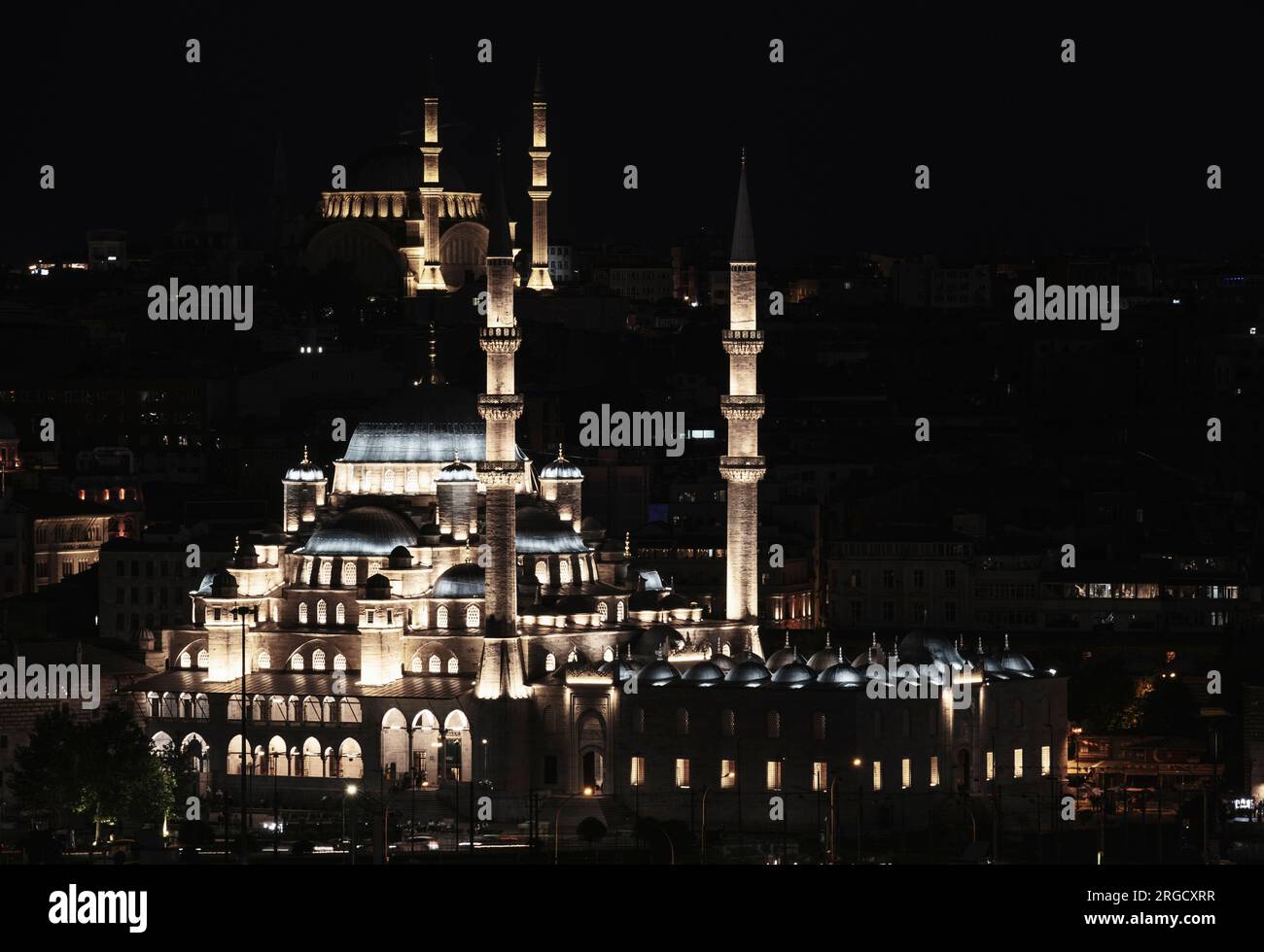 Istanbul, Turchia, Türkiye. Nuova Moschea (Yeni Camii) di notte. Moschea Blu su una collina sullo sfondo. Foto Stock