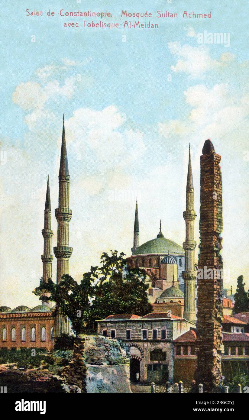La Moschea Blu di Istanbul, conosciuta anche con il suo nome ufficiale, la Moschea del Sultano Ahmed, è una moschea imperiale di epoca ottomana situata a Istanbul, Turchia, costruita tra il 1609 e il 1616 durante il dominio di Ahmed I. In primo piano è l'Obelisco murato o obelisco in muratura (Orme Dikilitas), un monumento romano nell'ex Ippodromo di Costantinopoli, ora Piazza Sultanahmet. Si trova all'estremità meridionale dell'antica pista da corsa dei carri della barriera centrale di Costantinopoli, accanto all'Obelisco di Teodosio e alla colonna serpentina. Foto Stock