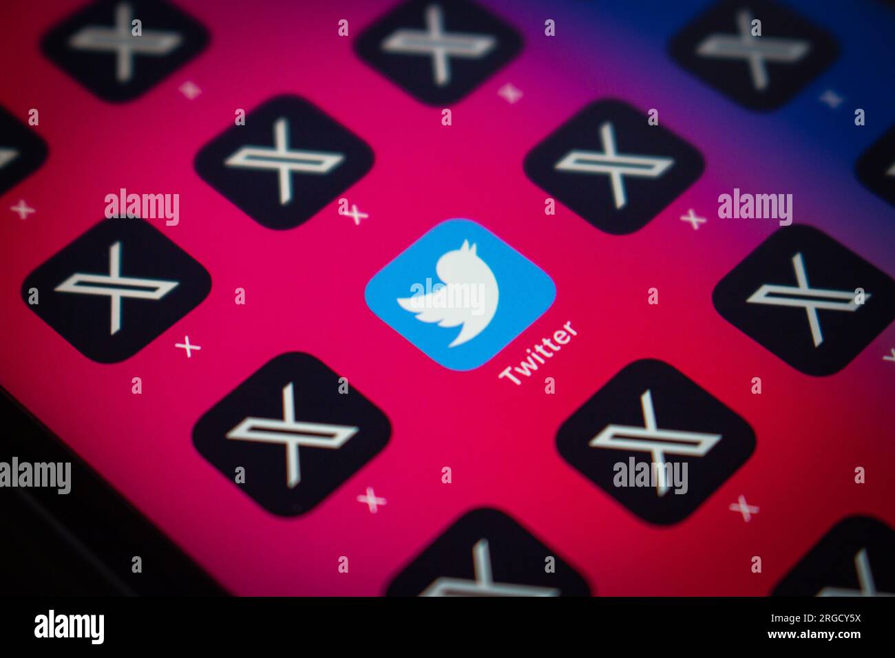 Vancouver, CANADA - 6 agosto 2023 : immagine concettuale dell'icona dell'app Twitter con molte icone X di Elon Musk visibili su un iPhone Foto Stock