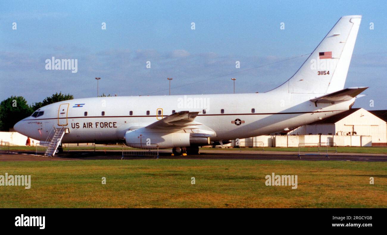 United States Air Force - Boeing CT-43A Gator 73-1154 (msn 31154), presso RAF Mildenhall, il 26 maggio 1996. Foto Stock
