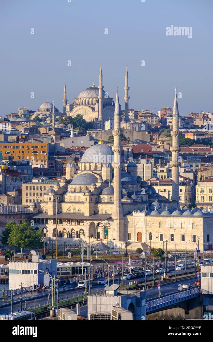Istanbul, Turchia, Türkiye. Nuova Moschea (Yeni Camii) in primo piano, Moschea Nuruosmaniye sullo sfondo. Foto Stock