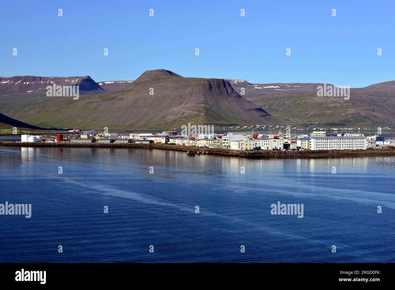 L'area commerciale della piccola cittadina di Isafjordur nella regione del Westfjord in Islanda, vista la mattina presto dalla nave da crociera Queen Victoria. Foto Stock