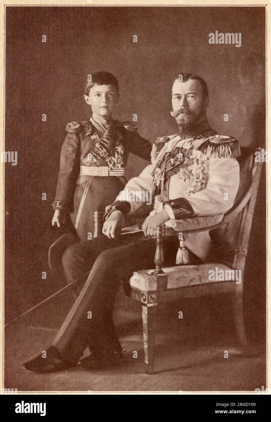 Russia - Zar Nicola II (1868-1918) l'ultimo imperatore della Russia, raffigurato con il suo unico figlio Alexei Nikolaevich (1904-1918), l'ultimo Tsarevich (erede apparente al trono dell'Impero russo). Foto Stock
