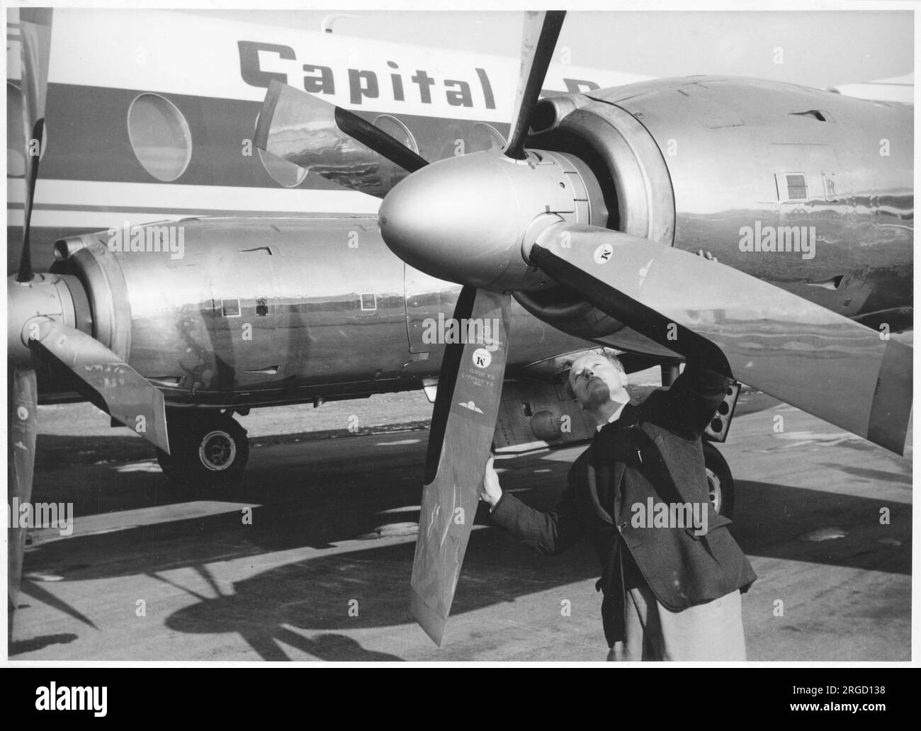 Ispezione dell'elica numero 1 di un aereo di linea Vickers Viscount della Capital Airways, prima di un volo di prova di pre-consegna. Foto Stock