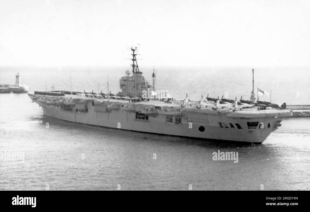 Royal Navy - HMS Ocean (R68), una portaerei della Royal Navy classe Colossus, vista in partenza dal porto di Valletta nel maggio 1948, con l'equipaggio della nave, Fireflies e Seafires a bordo. Foto Stock