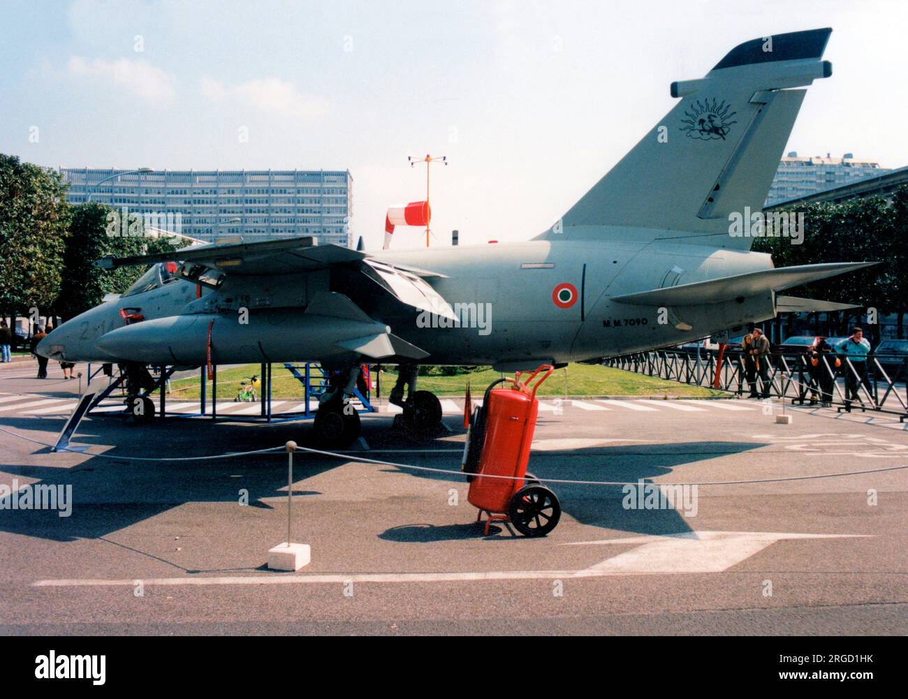 Aeronautica militare Italiano - AMX International AMX MM7090 / 2-14 (msn IX002), in una mostra del centro città nel marzo 1998 Foto Stock