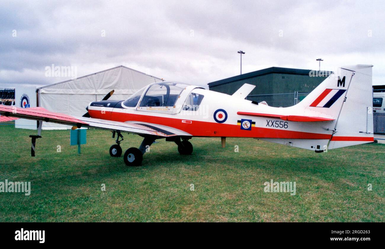 Royal Air Force - Scottish Aviation Bulldog T.1 XX556 (msn BH120/249), dell'East Midlands University Air Squadron, presso RAF Brize Norton il 6 maggio 2000. Foto Stock