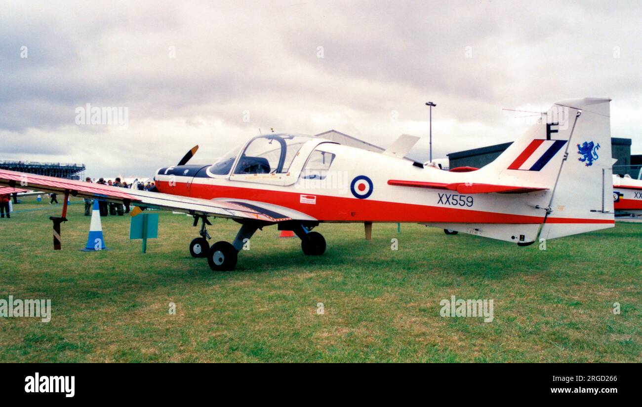 Royal Air Force - Scottish Aviation Bulldog T.1 XX559 (msn BH120/255), della Glasgow University Air Squadron, presso RAF Brize Norton il 6 maggio 2000. Foto Stock