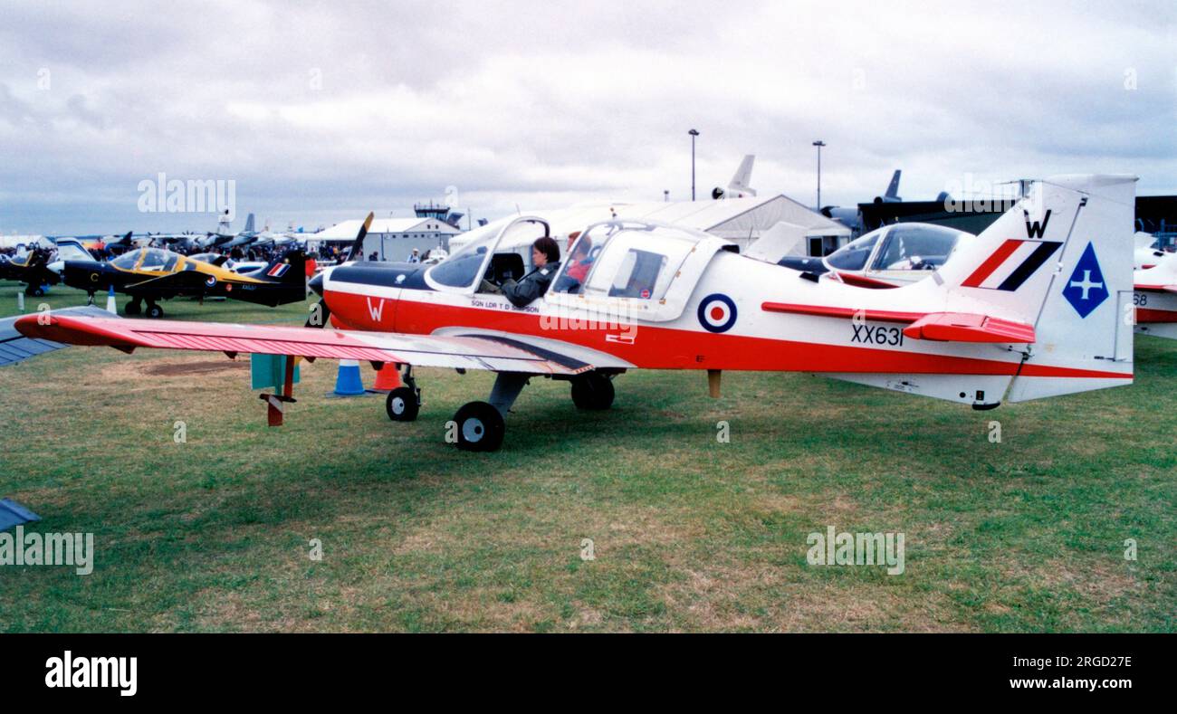 Royal Air Force - Scottish Aviation Bulldog T.1 XX631 (msn BH120/296), del Northumbrian Universitiesâ€™ Air Squadron, presso RAF Brize Norton il 6 maggio 2000. Foto Stock