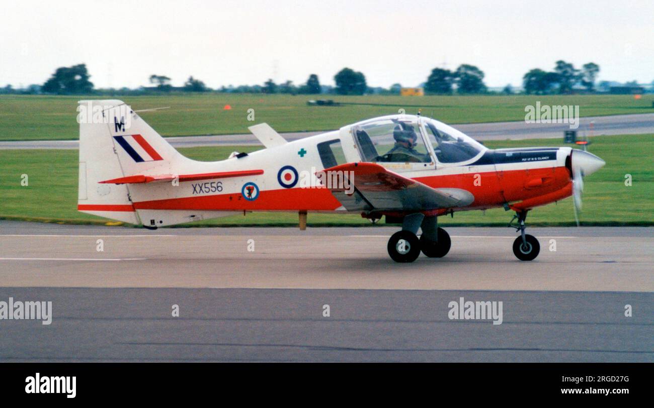 Royal Air Force - Scottish Aviation Bulldog T.1 XX556 (msn BH120/249), dell'East Midlands University Air Squadron, presso RAF Brize Norton il 6 maggio 2000. Foto Stock