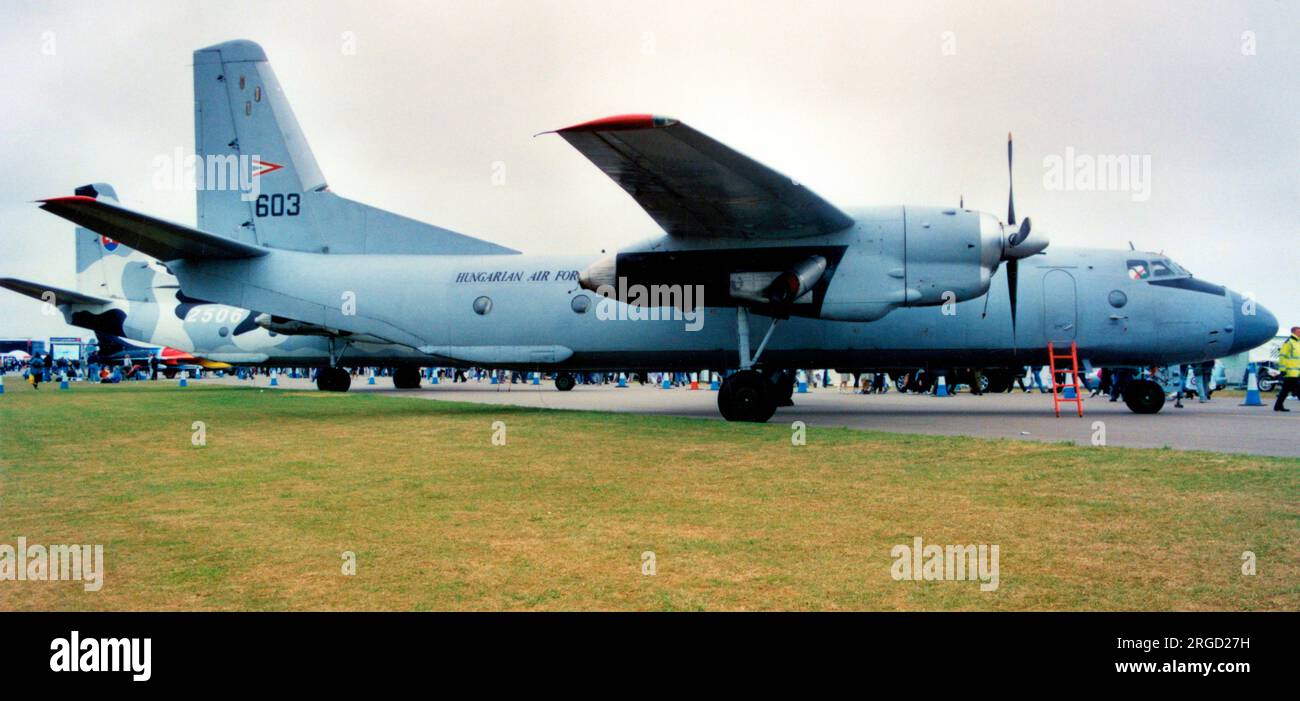 Aeronautica militare ungherese - Antonov An-26 603 (msn 36-03), presso la RAF Cottesmore per il Royal International Air Tattoo nel luglio 2000 Foto Stock