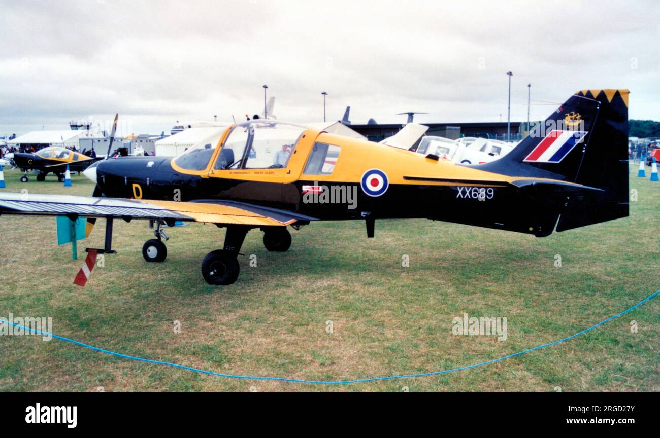 Royal Air Force - Scottish Aviation Bulldog T.1 XX689 (msn BH120/335), della Bristol University Air Squadron, presso RAF Brize Norton il 6 maggio 2000. Foto Stock