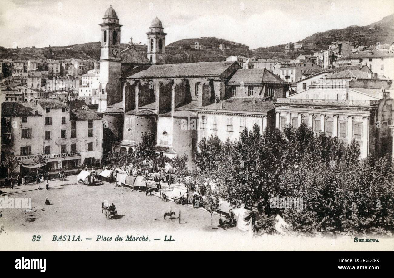 Ammira la Place du Marche (piazza del mercato), Bastia, Corsica, Francia, dominata dall'Eglise St-Jean Baptiste. Foto Stock
