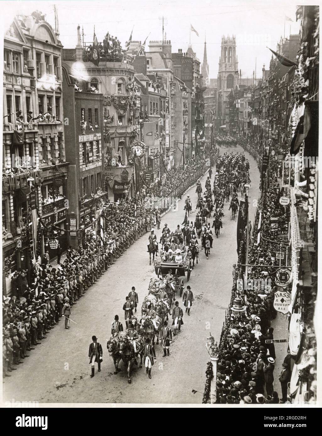 Secondo giorno della processione dell'Incoronazione. Re Giorgio V e la regina Maria, durante la loro grande processione in carrozza aperta, viaggiando attraverso Fleet Street, Londra. Fotografia che mostra la folla che guarda dagli edifici e lungo la strada. Foto Stock