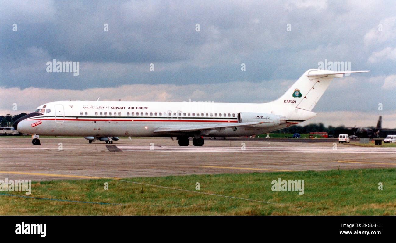 Kuwait Air Force - McDonnell Douglas DC-9-32CF KAF321 (msn 47690 / 843), alla RAF Fairford per il RIAT il 27 luglio 1993. Foto Stock