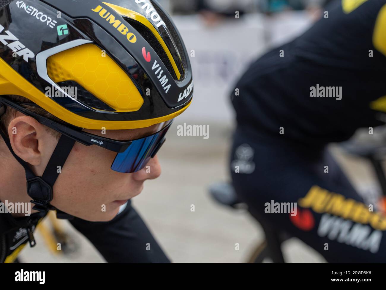 Osijek, Croazia, 27 settembre 2022: Il famoso ciclista Jonas Vingegaard (presentazione del team Jumbo-Visma) si prepara a partire dalla gara di campionato CRO RAC Foto Stock