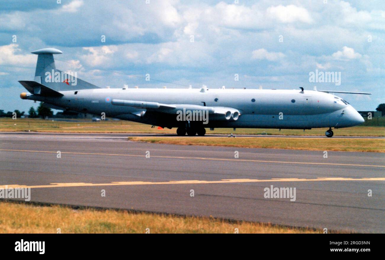 Royal Air Force - Hawker Siddeley HS.801 Nimrod R.1 XW665 (msn 8040), del No.51 Squadron presso RAF Wyton. Uno dei tre Nimrods ordinati appositamente per l'uso come velivolo di raccolta di informazioni elettroniche e di segnali. Con apparecchiature di sorveglianza elettronica altamente specializzate, i Nimrod R.1 furono ampiamente utilizzati per raccogliere informazioni dai paesi dell'ex Patto di Varsavia, volando sopra il Mar Baltico e i mari artici, così come i punti caldi di tutto il mondo. Foto Stock