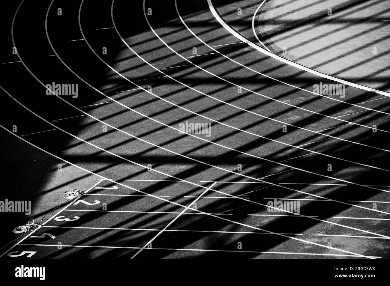 Sfondo bianco e nero Track and Field. Track and Shadows. Foto delle illustrazioni di pista e campo per i Mondi di Budapest e i Giochi di Parigi Foto Stock