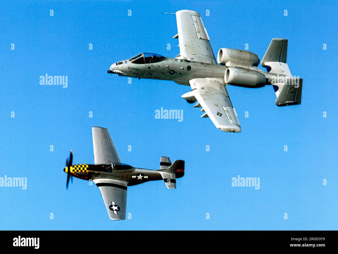 North American P-51D-25-NA Mustang 44-73856 (msn 122-40396), (verniciato come 44-63684 / SX B "Double Trouble Too"), con United states Air Force - Fairchild-Republic A-10 80-0247 (MSN A10-0597) Foto Stock