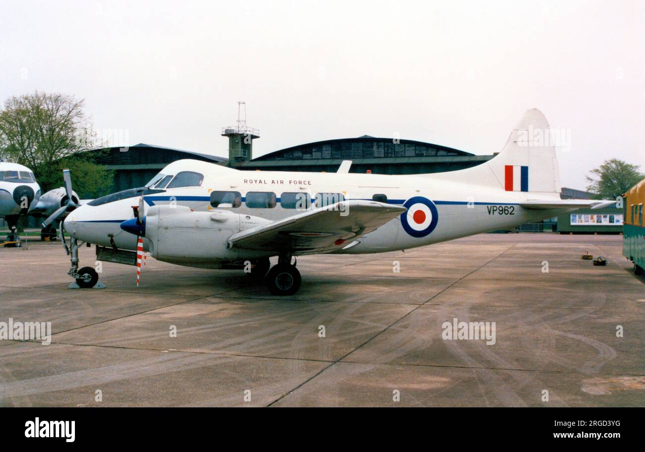 De Havilland DH.104 Devon C.2 VP962 (msn 04212), a Duxford il 29 aprile 1990. Foto Stock