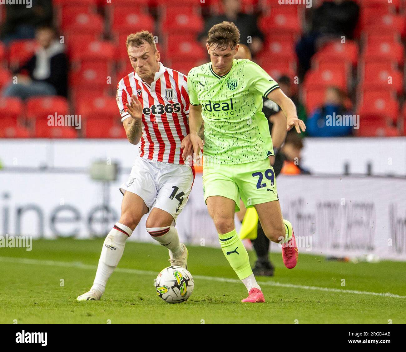 8 agosto 2023; Bet365 Stadium, Stoke, Staffordshire, Inghilterra; EFL Carabao Cup Football, Stoke City contro West Bromwich Albion; Taylor Gardner-Hickman del West Bromwich Albion disputato da Josh Tymon dello Stoke City Foto Stock