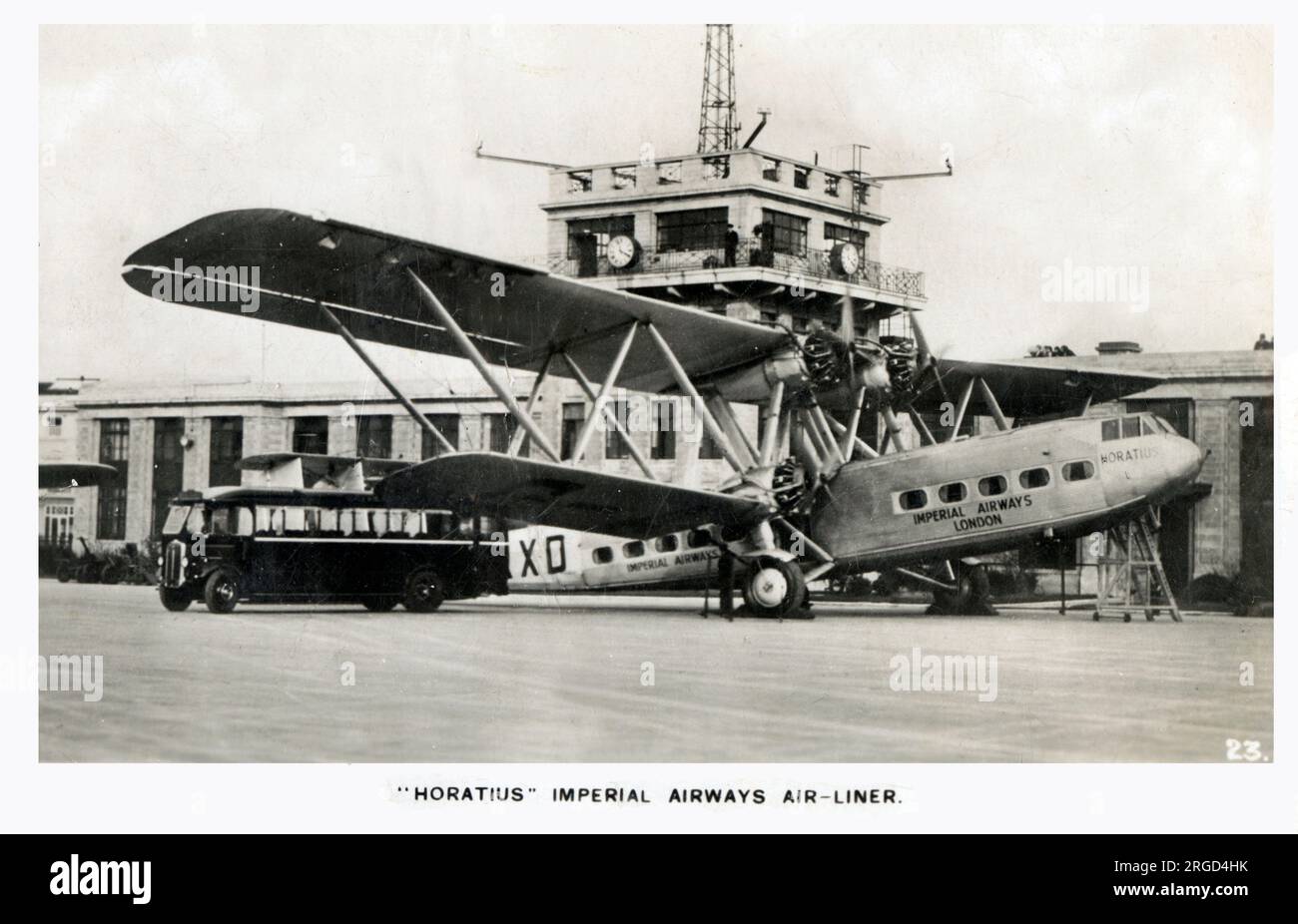 "Horatius" - Imperial Airways Air-Liner - G-AAXD - Handley Page H.P.42. Fu impressionato nel servizio della RAF durante la seconda guerra mondiale. Di ritorno dalla Francia in una missione di trasporto il 7 novembre 1939, l'aereo non riuscì a trovare la sua destinazione di Exeter a causa del maltempo e fu costretto ad effettuare un atterraggio di emergenza al Tiverton Golf Course; durante il quale, colpì due alberi e fu distrutto. Foto Stock