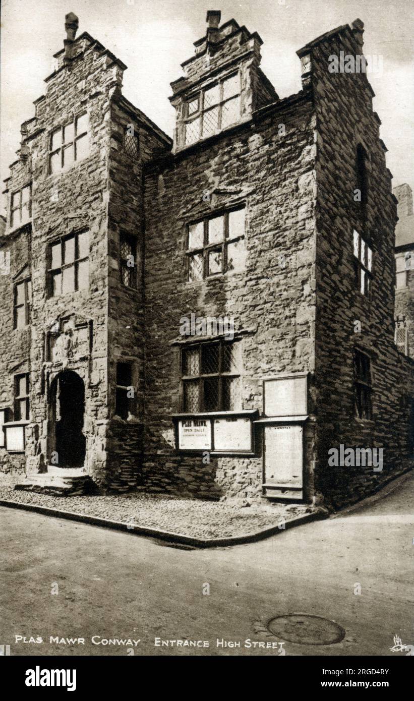 Plas Mawr, una residenza elisabettiana a Conwy, nel Galles del Nord, risalente al XVI secolo. La proprietà fu costruita da Robert Wynn, un membro della nobiltà locale, in seguito al suo matrimonio con la sua prima moglie, Dorothy Griffith - High Street Entrance. Foto Stock