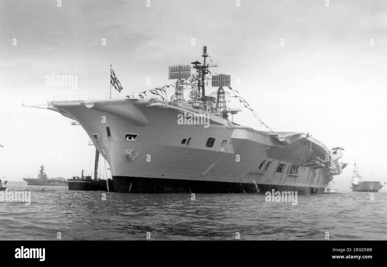 HMS Ark Royal R07, all'ancora durante una revisione della flotta, nel giugno 1973 Foto Stock