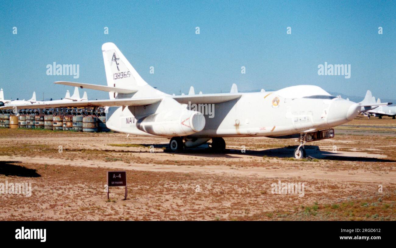 United States Navy - Douglas KA-3B Skywarrior 138965 (MSN 10826), presso la Davis-Monthan Air Force base per lo stoccaggio e lo smaltimento. Foto Stock