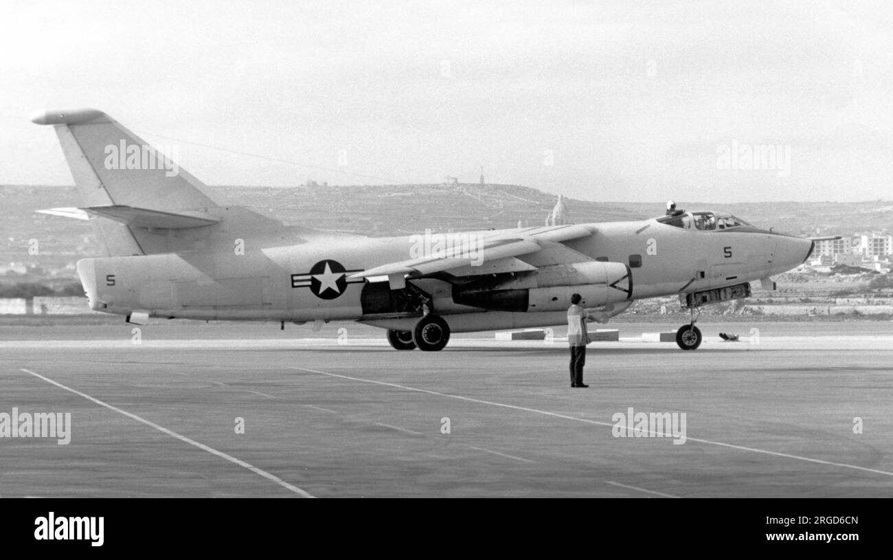 Douglas KA-3B Skywarrior '5', insolito nel non avere segni di identità diversi dall'indicativo di chiamata, a Sigonella NAS, Sicilia. Foto Stock