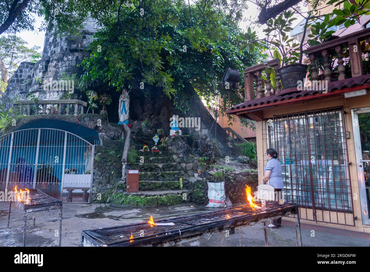 Dumaguete, Isola di Negros, Filippine-01 febbraio 2023: Molti fedeli cattolici, residenti o pellegrini, visitano il luogo sacro ogni giorno, per ringraziare Foto Stock