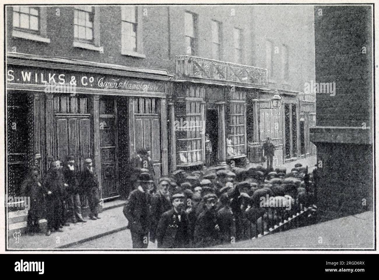 In attesa dell'ingresso al rifugio notturno Providence (ROW) a Spitalfields, Londra. Foto Stock