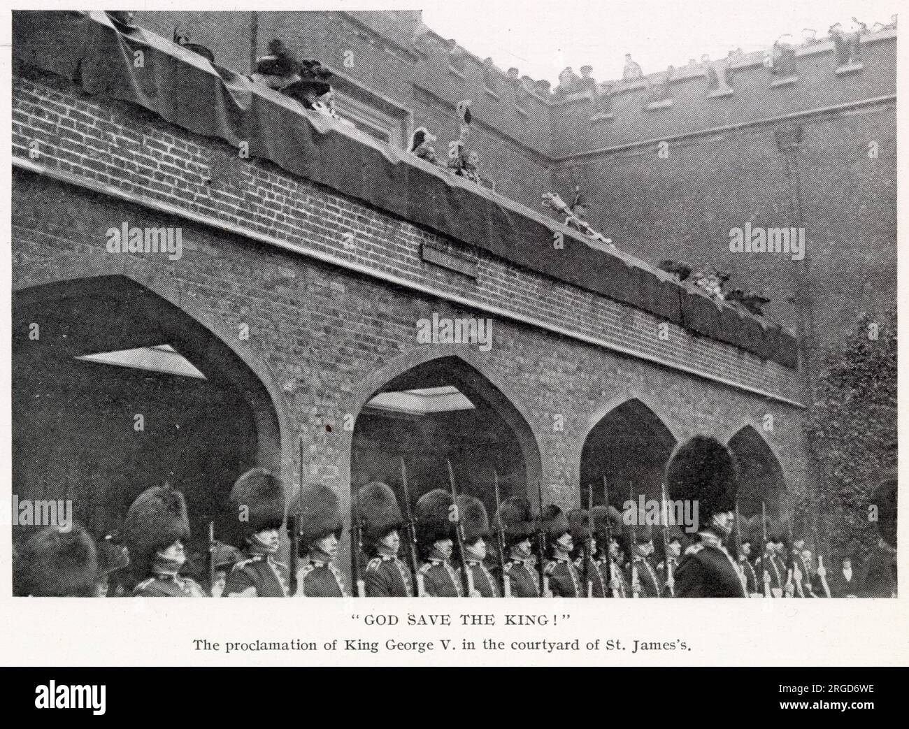 I Lord del Consiglio privato si riunirono il 7 maggio 1910, nel cortile del St James's Palace, dando ordine di proclamare re Giorgio V. Foto Stock