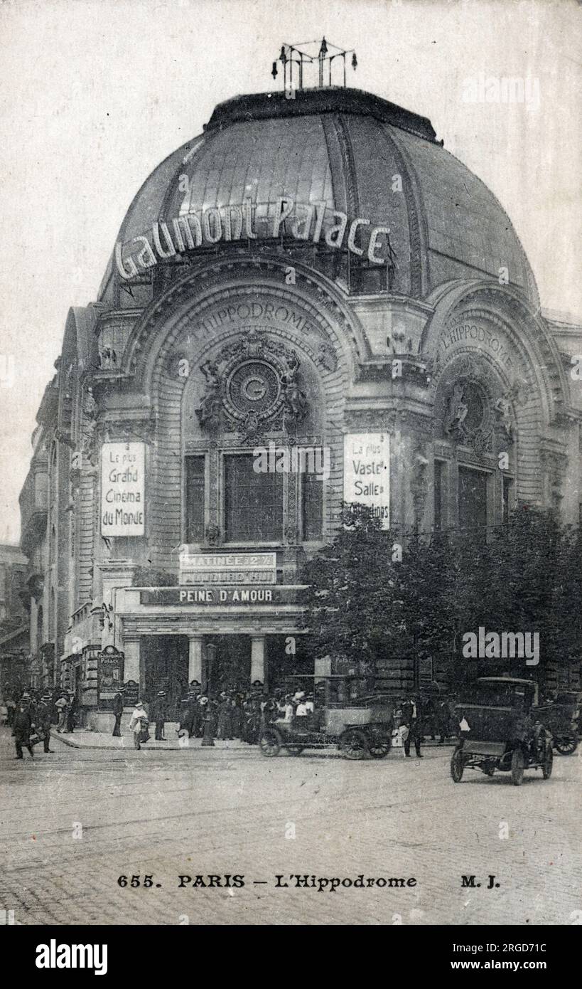 Il Gaumont-Palace - un cinema situato in Rue Caulaincourt, nella capitale francese Parigi. Originariamente costruito tra il 1898 e il 1900 come Hippodrome de Montmartre, ha messo in scena spettacoli equestri durante i suoi primi anni. Fu originariamente costruito con una facciata Belle Epoque (nella foto). Il sito fu acquistato da Leon Gaumont nel 1907 e convertito in un cinema. Nel 1931, Gaumont ricostruì il cinema, con un nuovo esterno Art Deco - il sito fu infine risviluppato nei primi anni '1970 Foto Stock