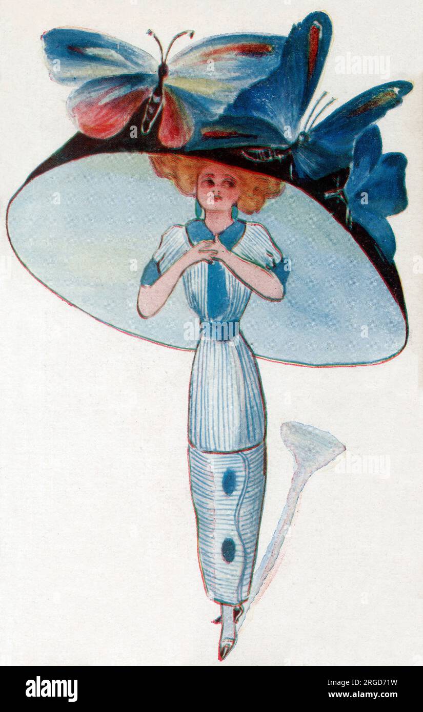 Graziosa ragazza con un elegante abito blu a righe e un ENORME cappello decorato con farfalla. Foto Stock
