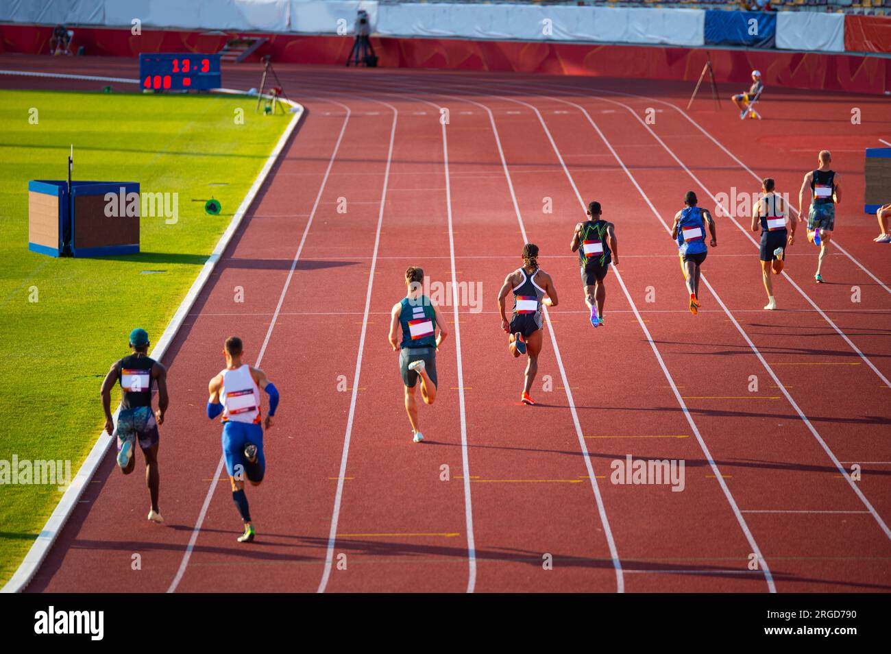 Gli Sprinters maschili in Full Stride durante una gara di 400 m sul circuito di atletica leggera. Foto di illustrazione di pista e campo per Worlds in Budapest e Games in Paris Foto Stock